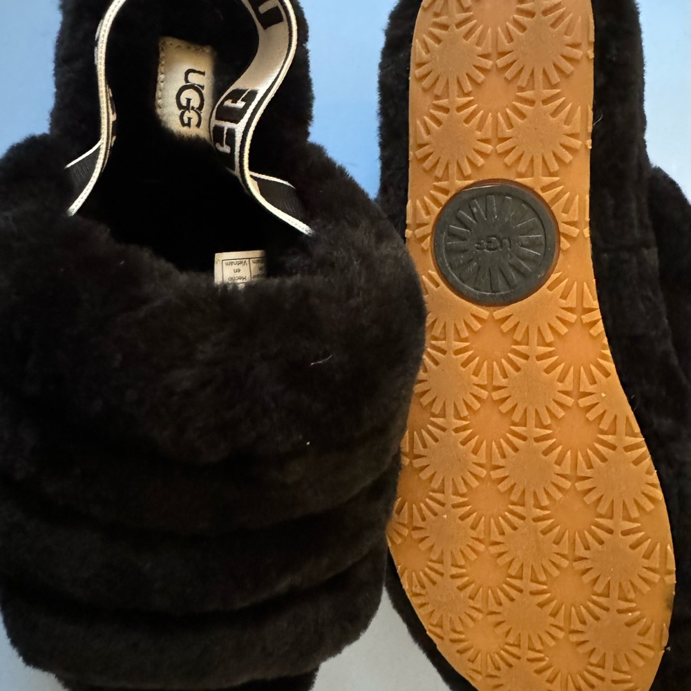 Ugg fluff slippers size 9 never worn.